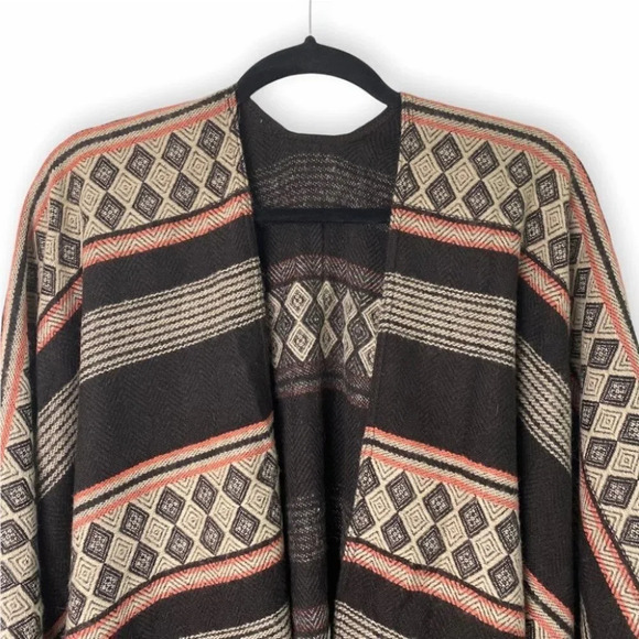 ONLY Ibeline Poncho - Geo-Tribal Cape  in Brown - Picture 5 of 8